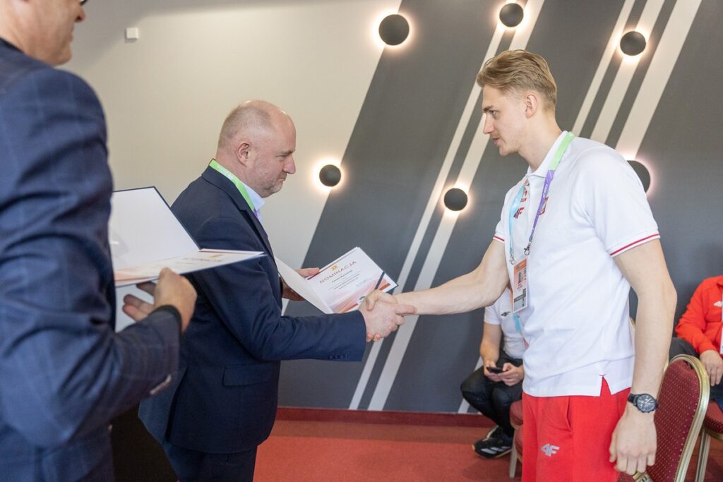 Marszałek Piotr Całbecki wręczył nominacje reprezentantom polskiej kadry, fot. Szymon Zdziebło/tarantoga.pl dla UMWKP