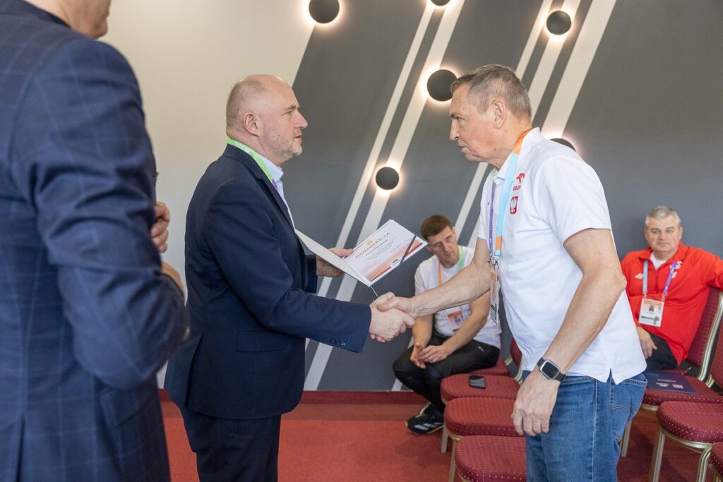 Marszałek Piotr Całbecki wręczył nominacje reprezentantom polskiej kadry, fot. Szymon Zdziebło/tarantoga.pl dla UMWKP
