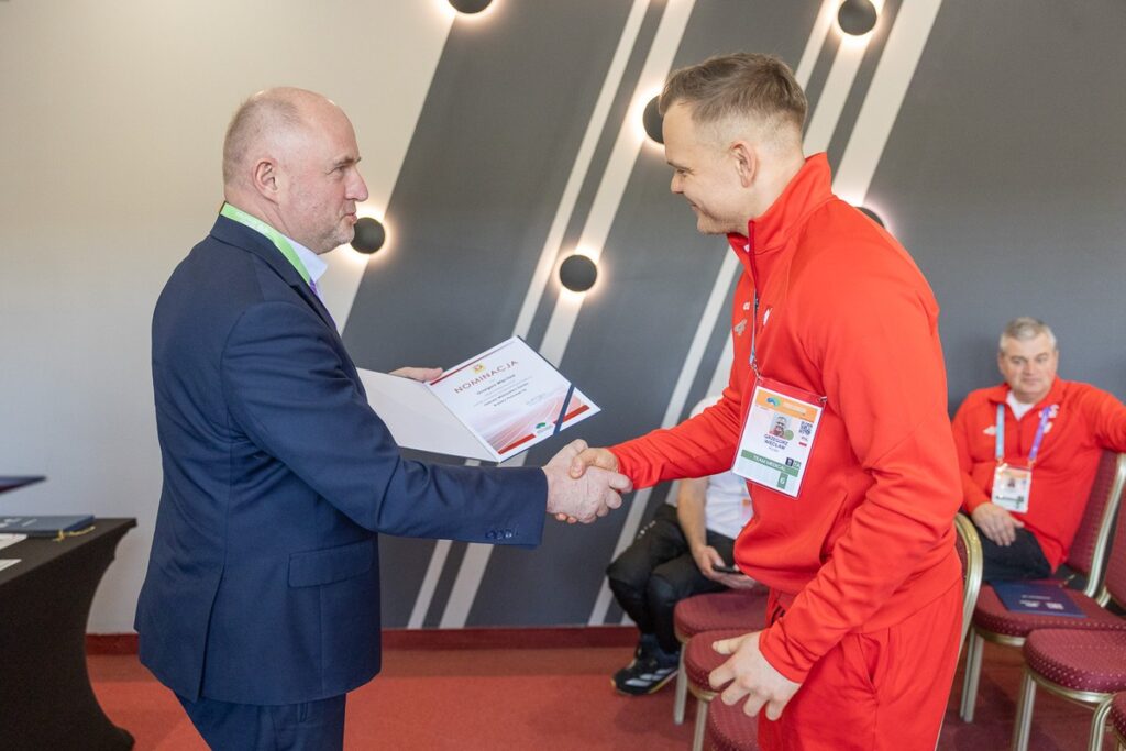 Marszałek Piotr Całbecki wręczył nominacje reprezentantom polskiej kadry, fot. Szymon Zdziebło/tarantoga.pl dla UMWKP