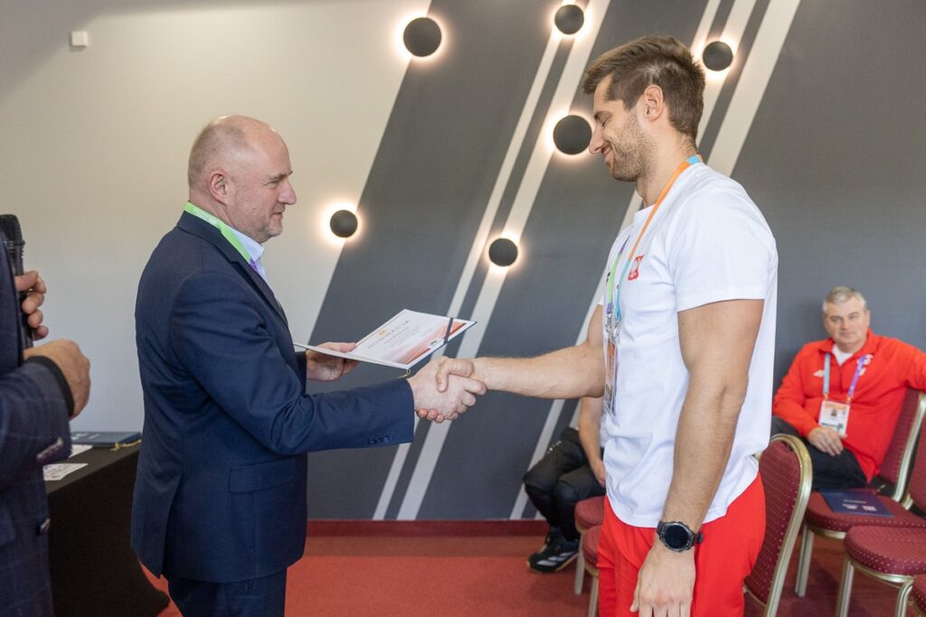 Marszałek Piotr Całbecki wręczył nominacje reprezentantom polskiej kadry, fot. Szymon Zdziebło/tarantoga.pl dla UMWKP