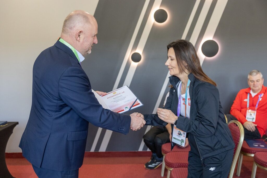 Marszałek Piotr Całbecki wręczył nominacje reprezentantom polskiej kadry, fot. Szymon Zdziebło/tarantoga.pl dla UMWKP