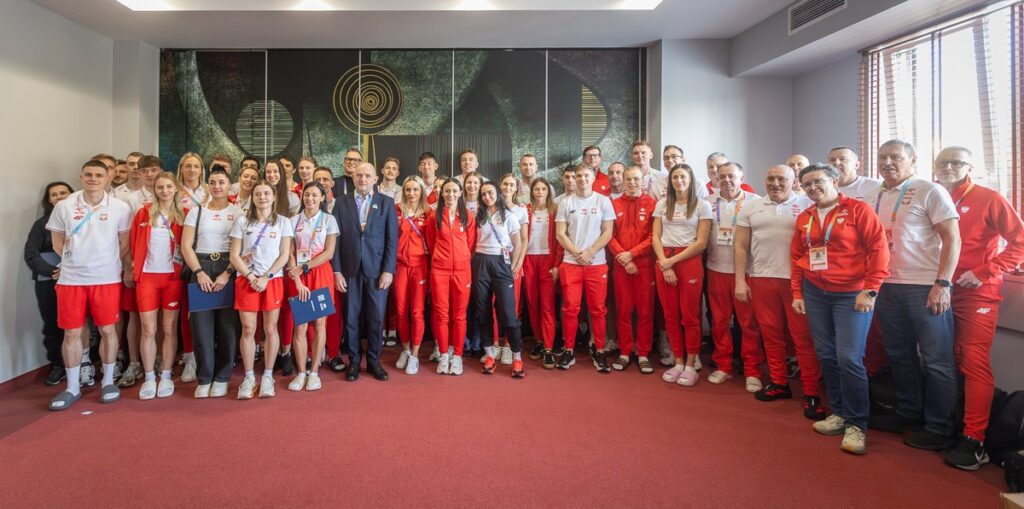 Marszałek Piotr Całbecki wręczył nominacje reprezentantom polskiej kadry, fot. Szymon Zdziebło/tarantoga.pl dla UMWKP