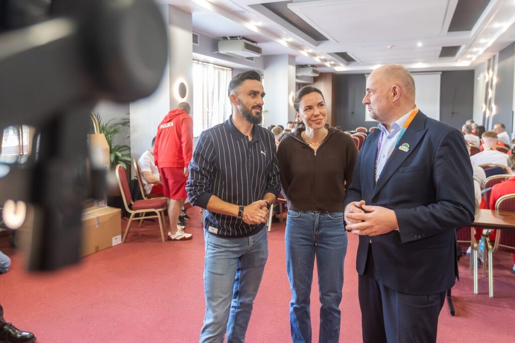 Marszałek Piotr Całbecki wręczył nominacje reprezentantom polskiej kadry, fot. Szymon Zdziebło/tarantoga.pl dla UMWKP