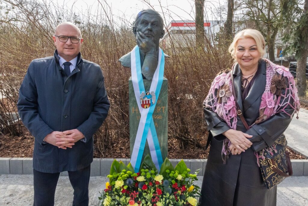 Odsłonięcie pomnika Zbigniewa Herberta w Toruniu, fot. Mikołaj Kuras dla UMWKP