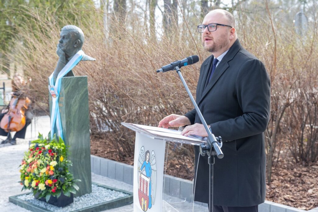 Odsłonięcie pomnika Zbigniewa Herberta w Toruniu, fot. Mikołaj Kuras dla UMWKP