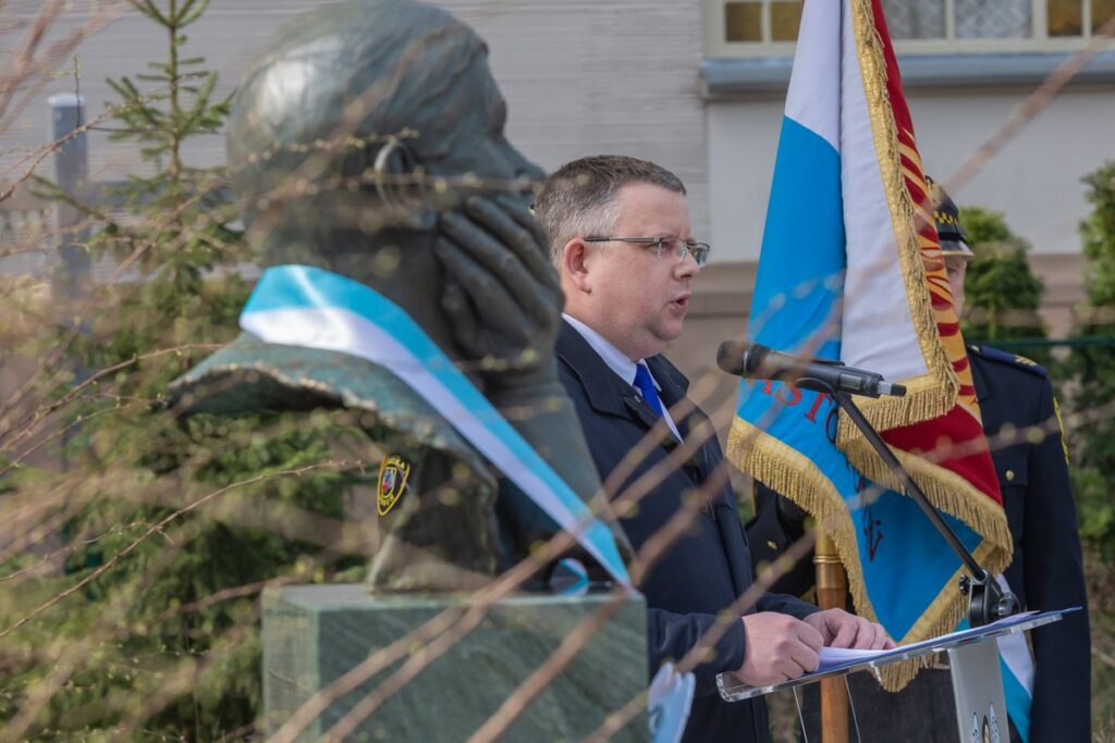 Odsłonięcie pomnika Zbigniewa Herberta w Toruniu, fot. Mikołaj Kuras dla UMWKP