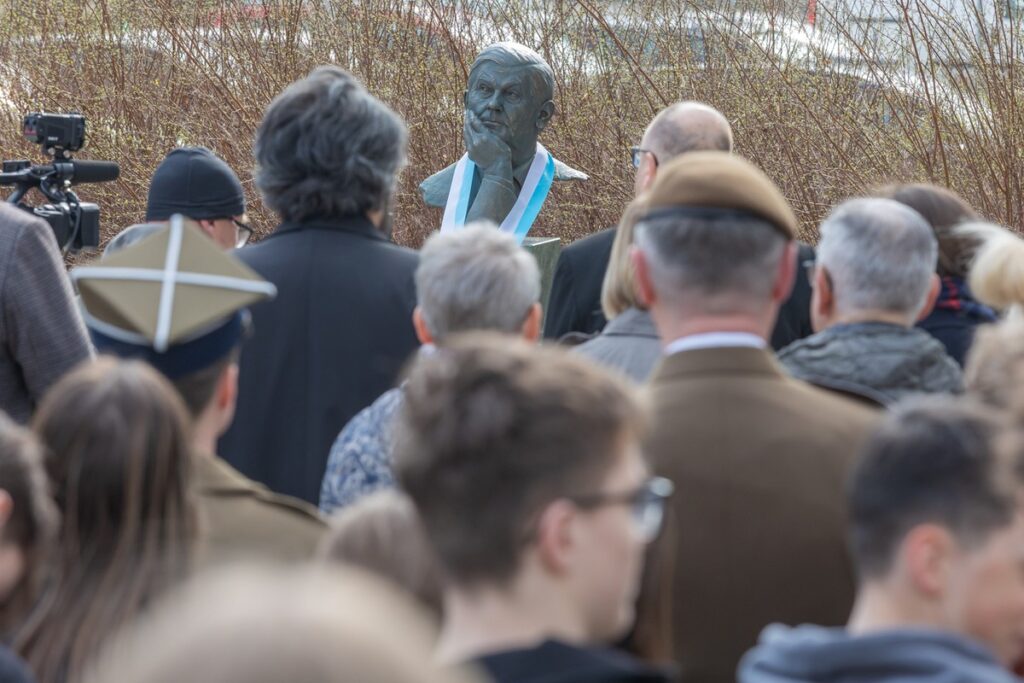Odsłonięcie pomnika Zbigniewa Herberta w Toruniu, fot. Mikołaj Kuras dla UMWKP