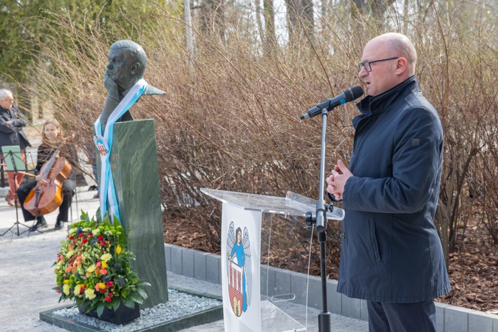 Odsłonięcie pomnika Zbigniewa Herberta w Toruniu, fot. Mikołaj Kuras dla UMWKP