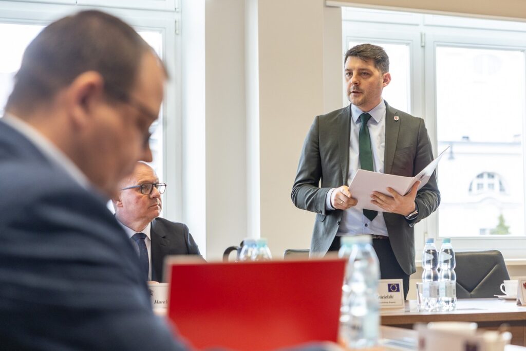 Podpisanie umowy na nasadzenia wzdłuż dróg wojewódzkich, fot. Szymon Zdziebło/tarantoga.pl dla UMWKP