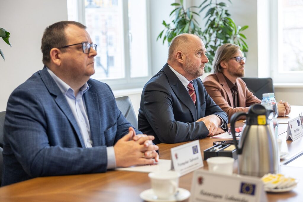 Podpisanie umowy na nasadzenia wzdłuż dróg wojewódzkich, fot. Szymon Zdziebło/tarantoga.pl dla UMWKP