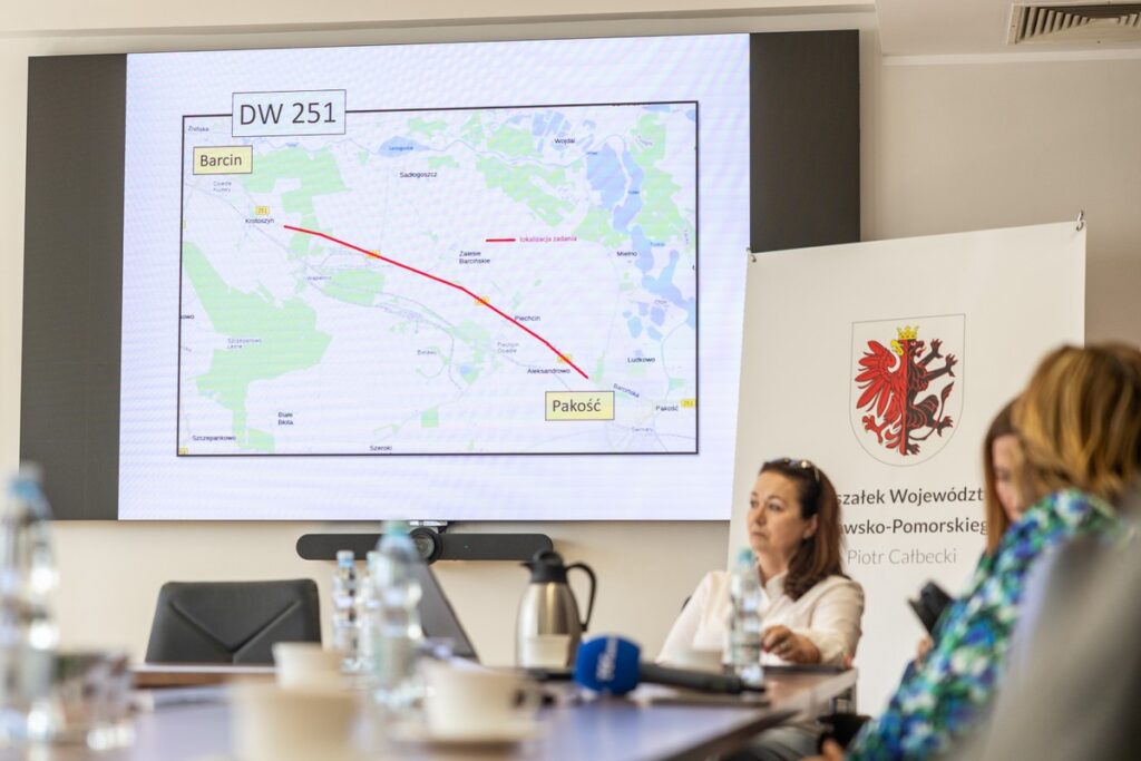 Podpisanie umowy na nasadzenia wzdłuż dróg wojewódzkich, fot. Szymon Zdziebło/tarantoga.pl dla UMWKP