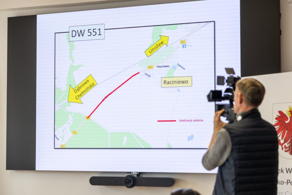 Podpisanie umowy na nasadzenia wzdłuż dróg wojewódzkich, fot. Szymon Zdziebło/tarantoga.pl dla UMWKP