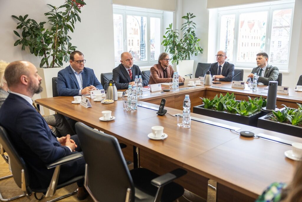 Podpisanie umowy na nasadzenia wzdłuż dróg wojewódzkich, fot. Szymon Zdziebło/tarantoga.pl dla UMWKP