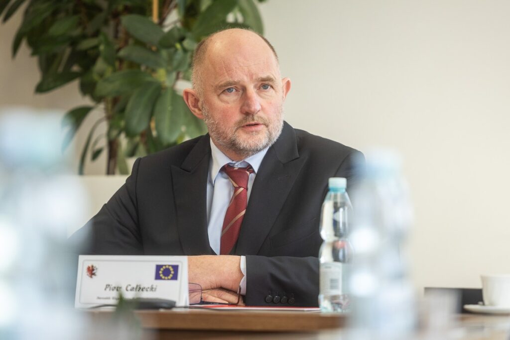 Podpisanie umowy na nasadzenia wzdłuż dróg wojewódzkich, fot. Szymon Zdziebło/tarantoga.pl dla UMWKP