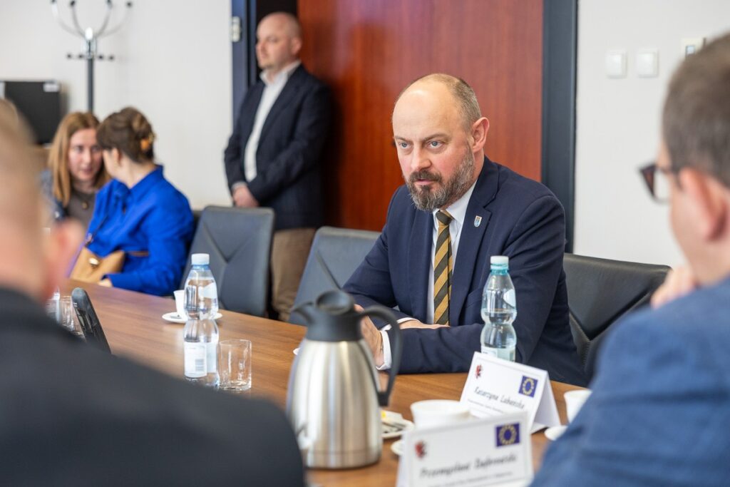 Podpisanie umowy na nasadzenia wzdłuż dróg wojewódzkich, fot. Szymon Zdziebło/tarantoga.pl dla UMWKP