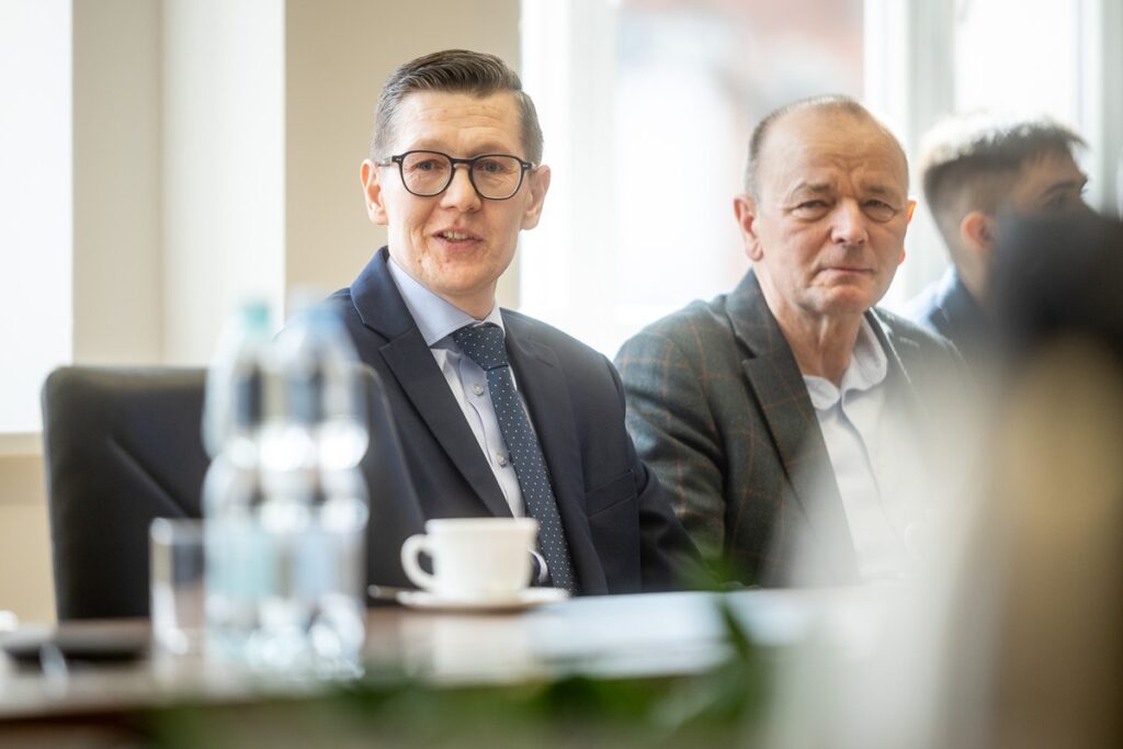 Podpisanie umowy na nasadzenia wzdłuż dróg wojewódzkich, fot. Szymon Zdziebło/tarantoga.pl dla UMWKP