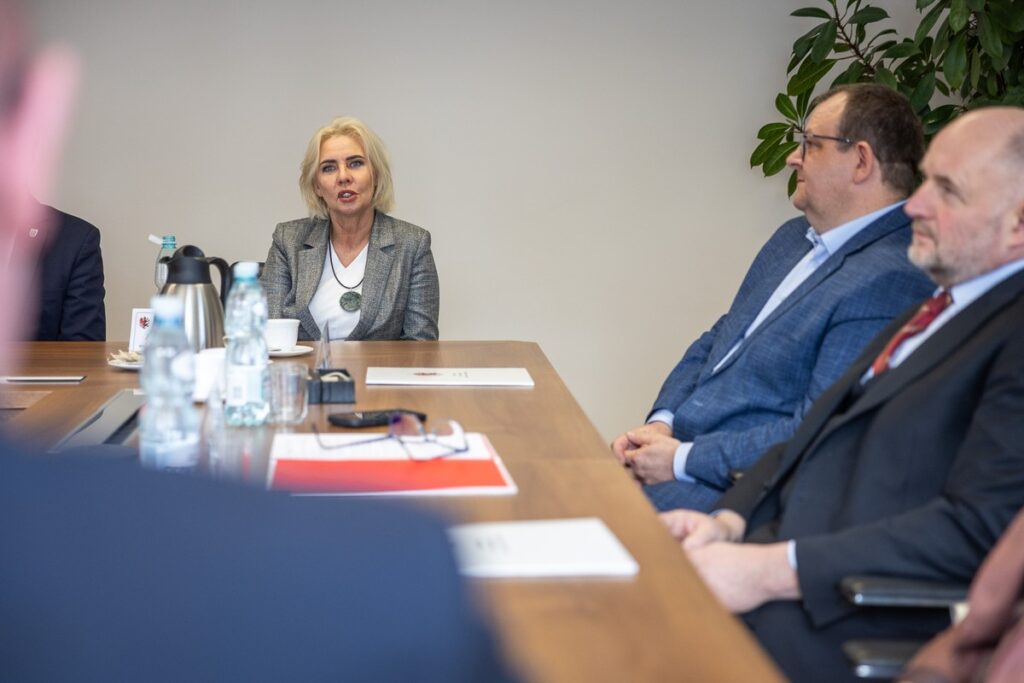 Podpisanie umowy na nasadzenia wzdłuż dróg wojewódzkich, fot. Szymon Zdziebło/tarantoga.pl dla UMWKP