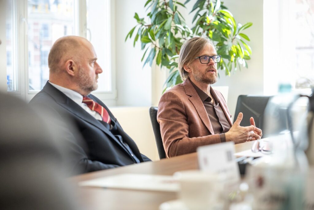 Podpisanie umowy na nasadzenia wzdłuż dróg wojewódzkich, fot. Szymon Zdziebło/tarantoga.pl dla UMWKP