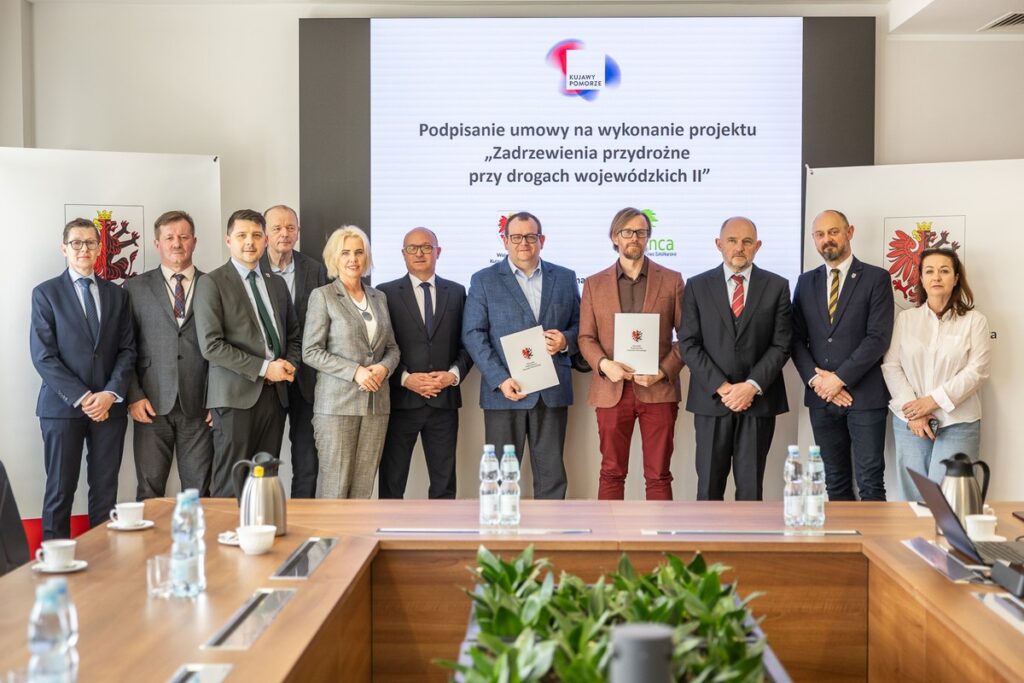 Podpisanie umowy na nasadzenia wzdłuż dróg wojewódzkich, fot. Szymon Zdziebło/tarantoga.pl dla UMWKP