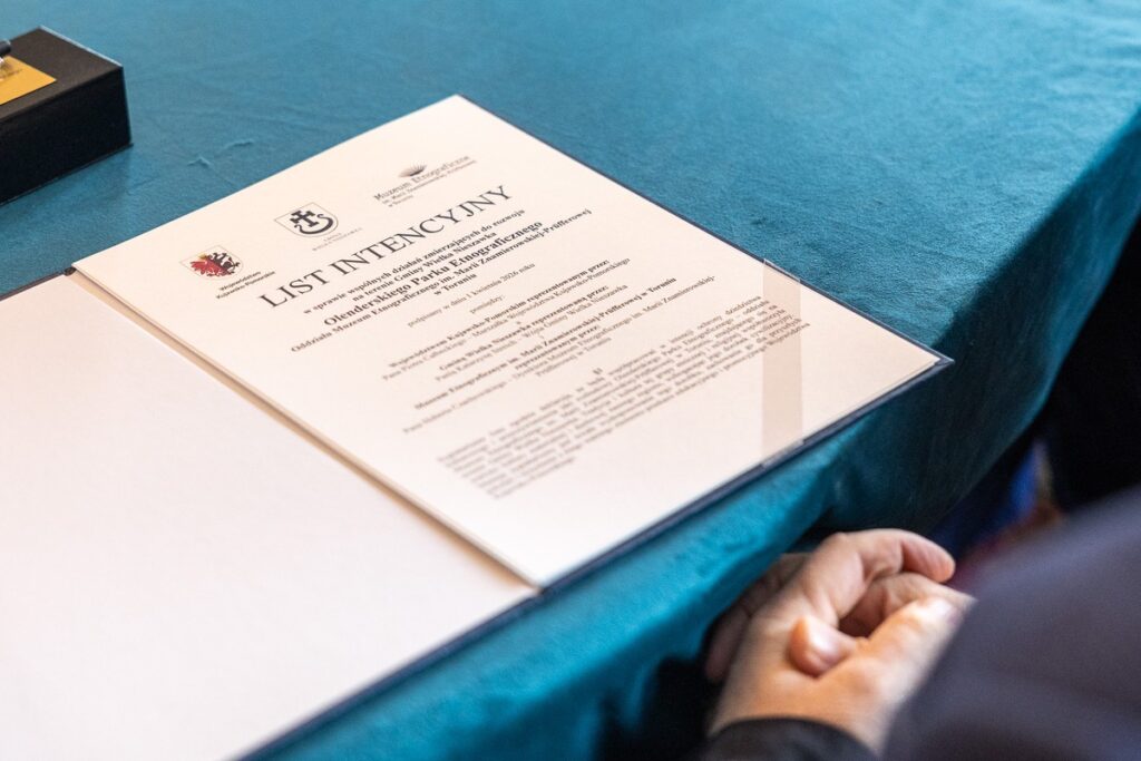 Podpisanie listu intencyjnego w Wielkiej Nieszawce, fot. Szymon Zdziebło/tarantoga.pl dla UMWKP