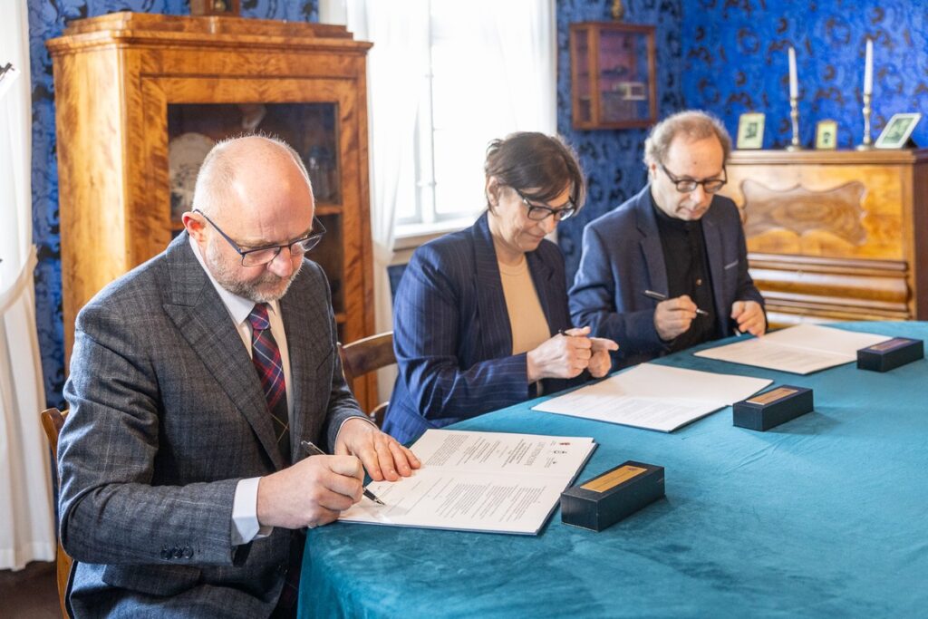 Podpisanie listu intencyjnego w Wielkiej Nieszawce, fot. Szymon Zdziebło/tarantoga.pl dla UMWKP