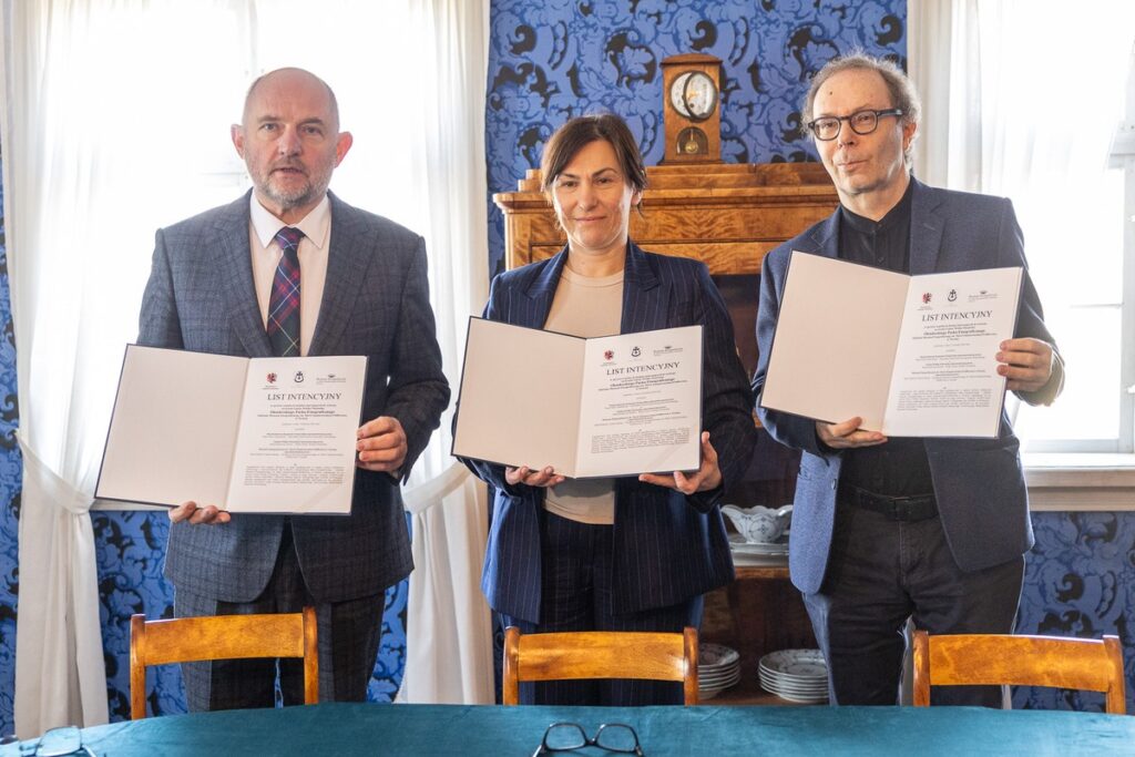 Podpisanie listu intencyjnego w Wielkiej Nieszawce, fot. Szymon Zdziebło/tarantoga.pl dla UMWKP