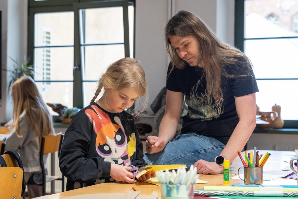 Warsztaty plastyczne w Galerii i Ośrodku Plastycznej Twórczości Dziecka w Toruniu, fot. Mikołaj Kuras dla UMWKP