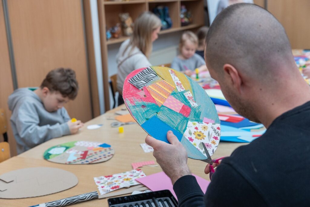 Warsztaty plastyczne w Galerii i Ośrodku Plastycznej Twórczości Dziecka w Toruniu, fot. Mikołaj Kuras dla UMWKP