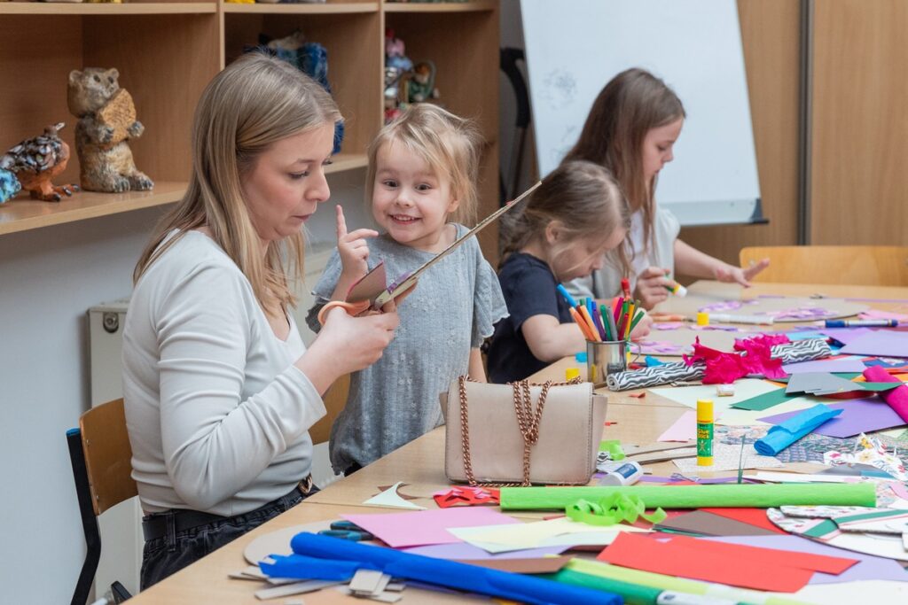 Warsztaty plastyczne w Galerii i Ośrodku Plastycznej Twórczości Dziecka w Toruniu, fot. Mikołaj Kuras dla UMWKP
