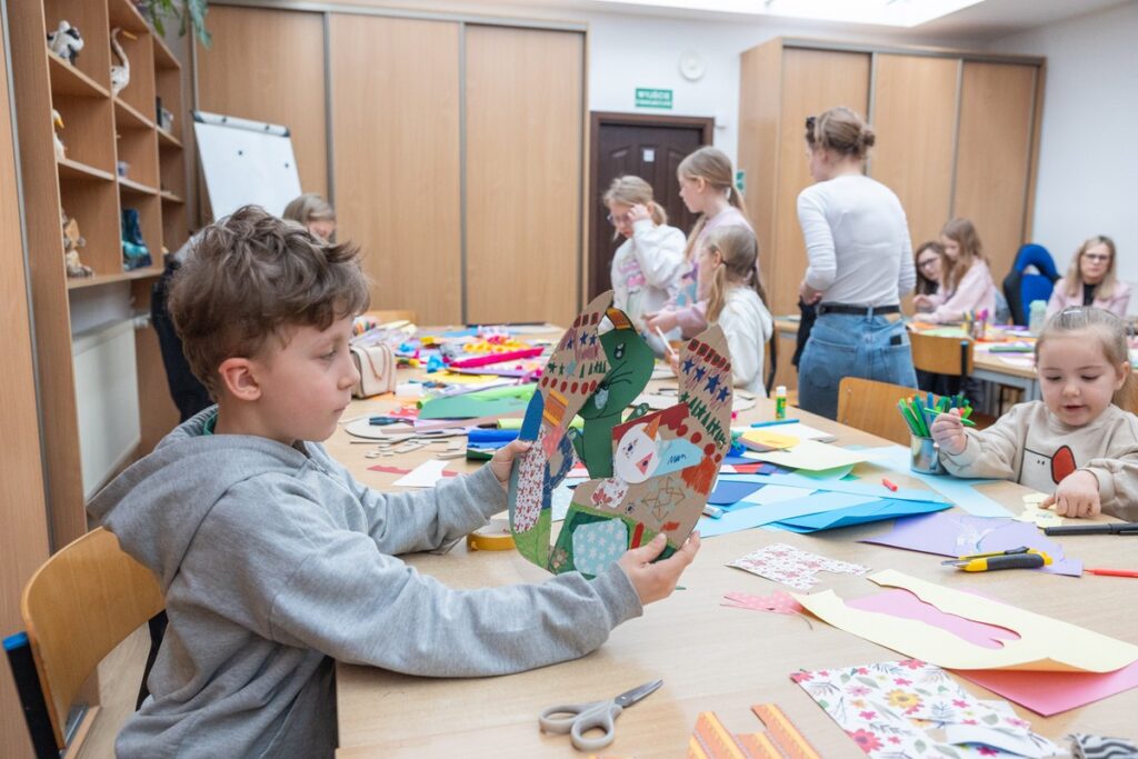 Warsztaty plastyczne w Galerii i Ośrodku Plastycznej Twórczości Dziecka w Toruniu, fot. Mikołaj Kuras dla UMWKP