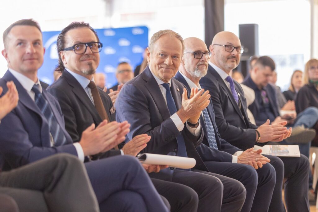 Polski local content – konferencja premiera Donalda Tuska i ministra Wojciecha Balczuna w Ostaszewie, fot. Mikołaj Kuras dla UMWKP