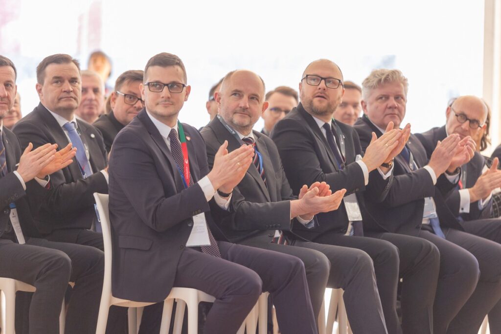 Polski local content – konferencja premiera Donalda Tuska i ministra Wojciecha Balczuna w Ostaszewie, fot. Mikołaj Kuras dla UMWKP