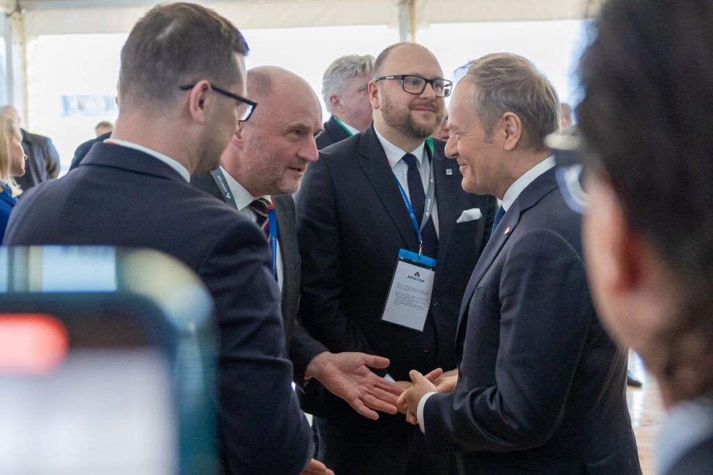 Polski local content – konferencja premiera Donalda Tuska i ministra Wojciecha Balczuna w Ostaszewie, fot. Mikołaj Kuras dla UMWKP