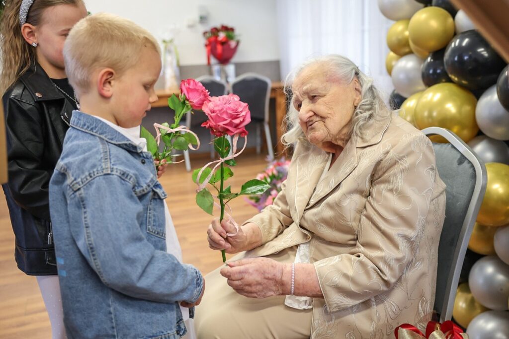 Setne urodziny pani Zofii Gajewskiej, fot. Szymon Zdziebło/tarantoga dla UMWKP