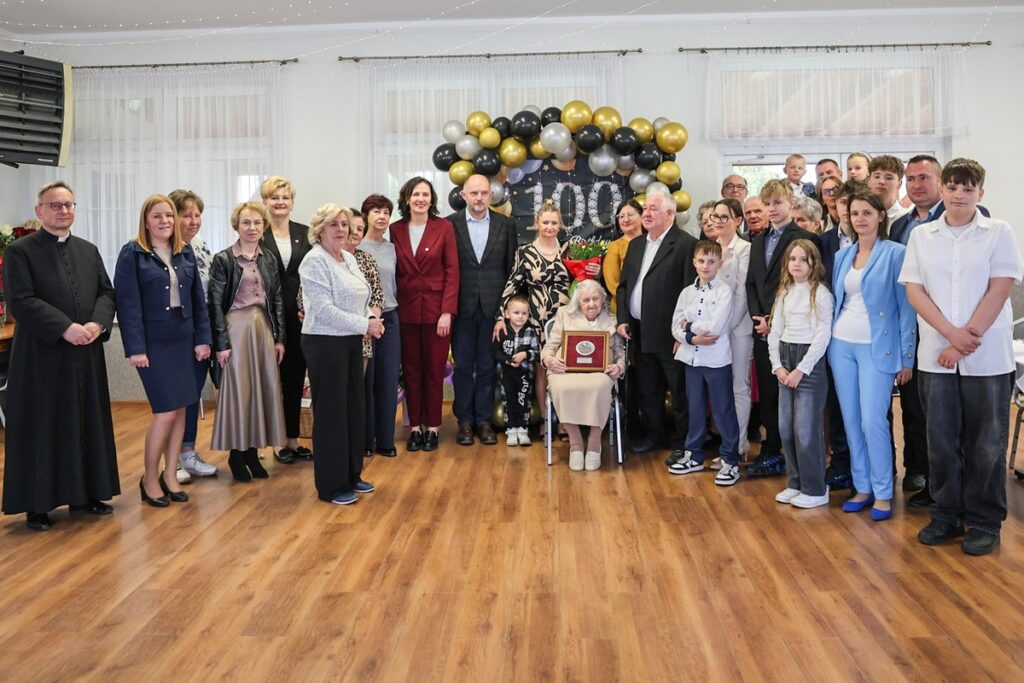 Setne urodziny pani Zofii Gajewskiej, fot. Szymon Zdziebło/tarantoga dla UMWKP