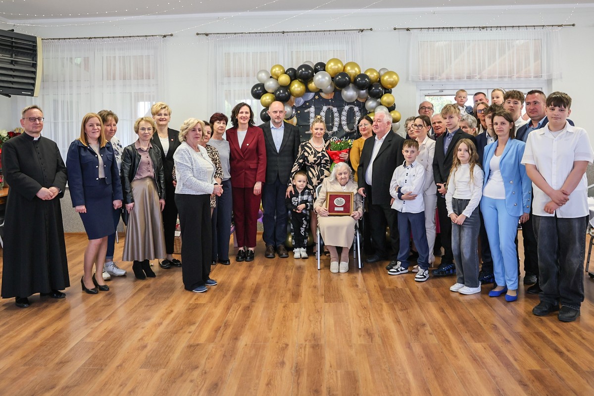 Setne urodziny pani Zofii Gajewskiej, fot. Szymon Zdziebło/tarantoga dla UMWKP