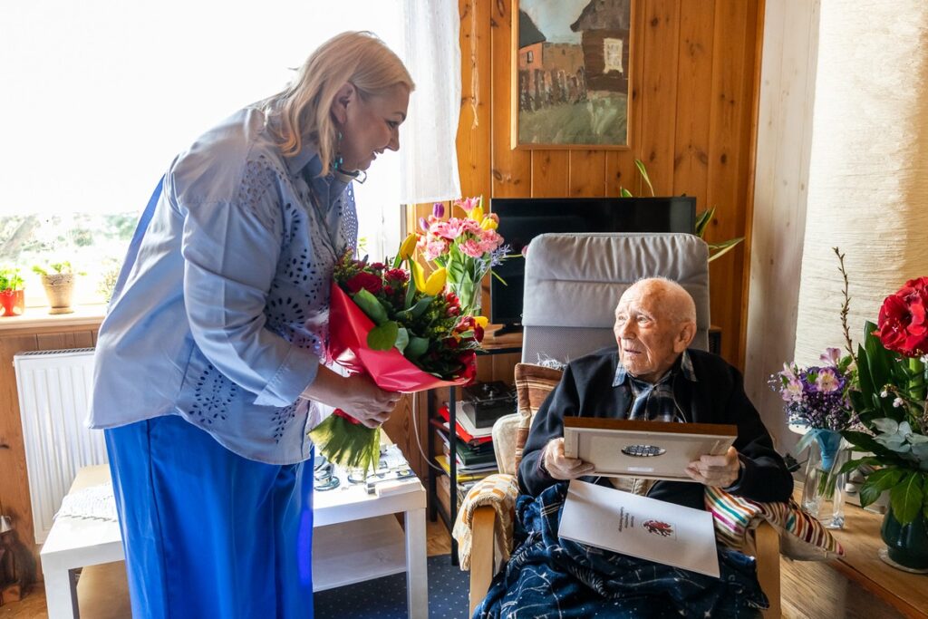 Awarding the medal to Mr. Zygmunt Paczkowski, photo by Szymon Zdziebło/tarantoga for UMWKP