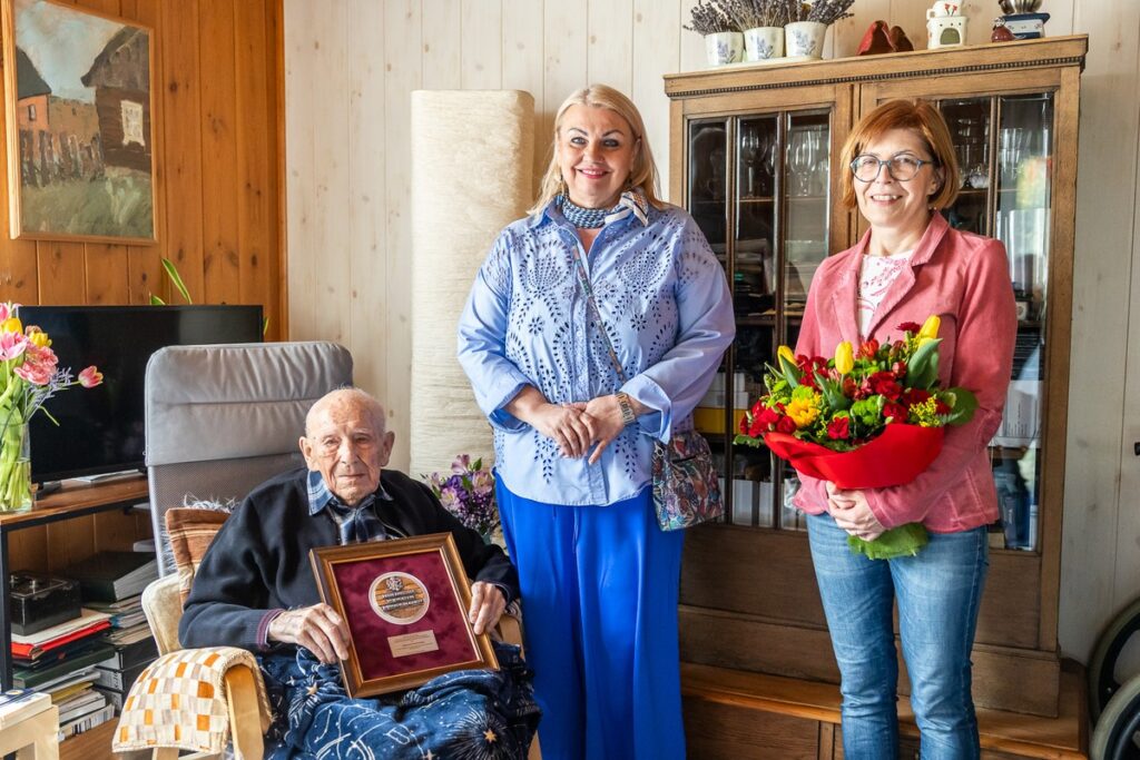 Awarding the medal to Mr. Zygmunt Paczkowski, photo by Szymon Zdziebło/tarantoga for UMWKP