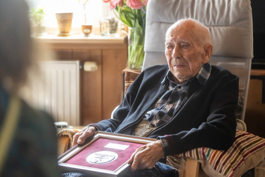 Awarding the medal to Mr. Zygmunt Paczkowski, photo by Szymon Zdziebło/tarantoga for UMWKP