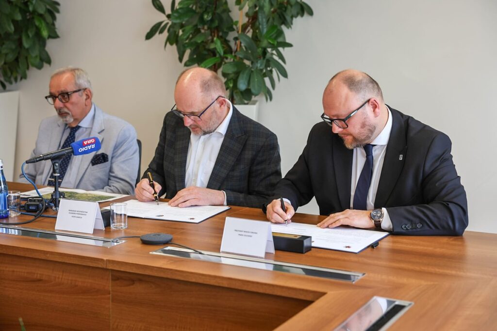 Podpisanie listu intencyjnego w sprawie działki pod budowę Centrum Czochralskiego, fot. Szymon Zdziebło/tarantoga