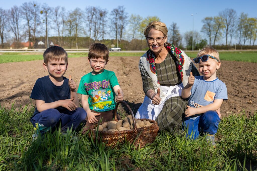 Złotopole, pow. Lipnowski, Sadzenie ziemniaków u Antka i Maryny, Eskapada, fot. Szymon Zdziebło/tarantoga.pl dla UMWKP