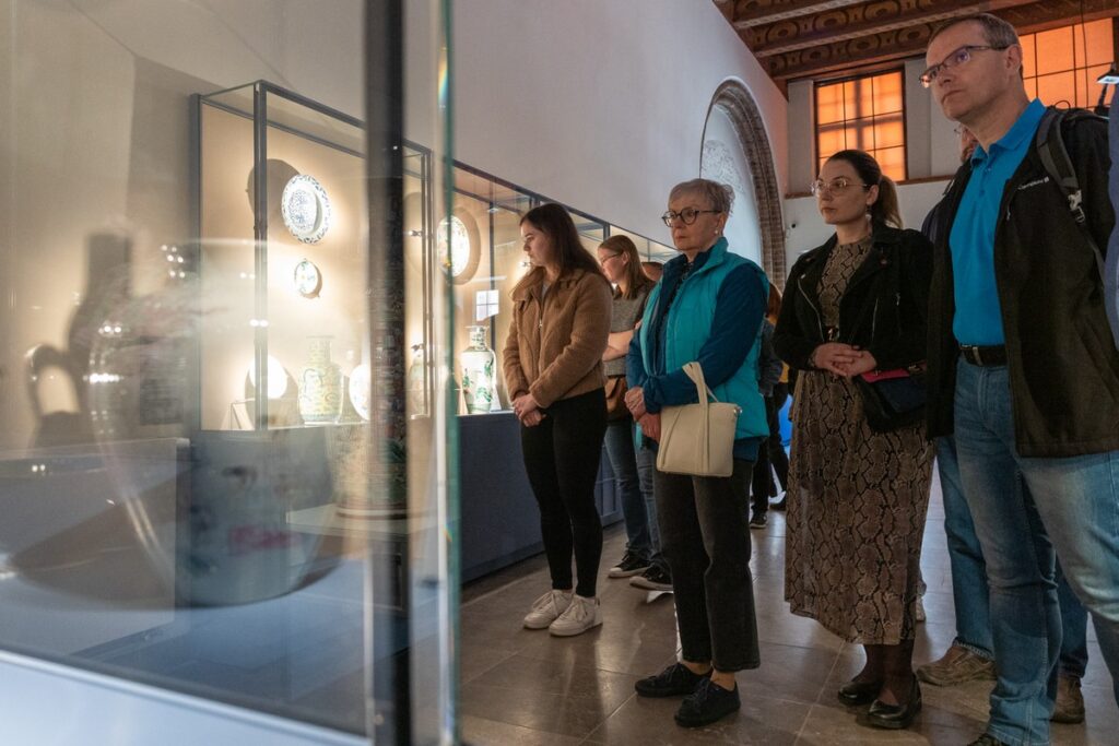 Toruń, Zwiedzanie Muzeum Sztuki Azji w Kamienicy pod Gwiazdą w nowej odsłonie, Eskapada, fot. Mikołaj Kuras dla UMWKP