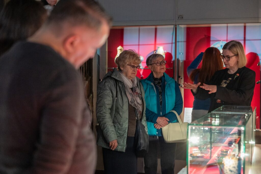 Toruń, Zwiedzanie Muzeum Sztuki Azji w Kamienicy pod Gwiazdą w nowej odsłonie, Eskapada, fot. Mikołaj Kuras dla UMWKP