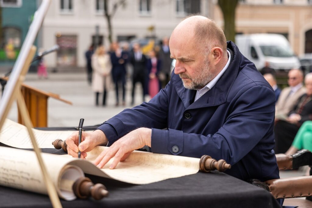 Signing of the letter of intent regarding the celebration of the anniversary of the granting of city rights to Toruń and Chełmno, photo by Szymon Zdziebło / Tarantoga for UMWKP