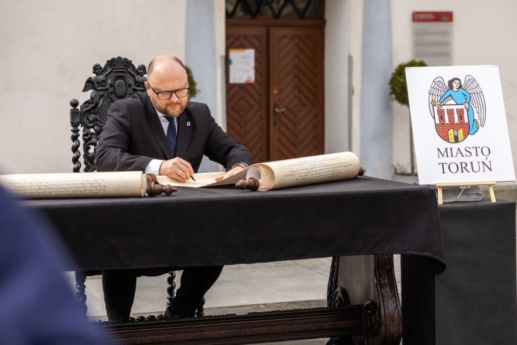 Signing of the letter of intent regarding the celebration of the anniversary of the granting of city rights to Toruń and Chełmno, photo by Szymon Zdziebło / Tarantoga for UMWKP
