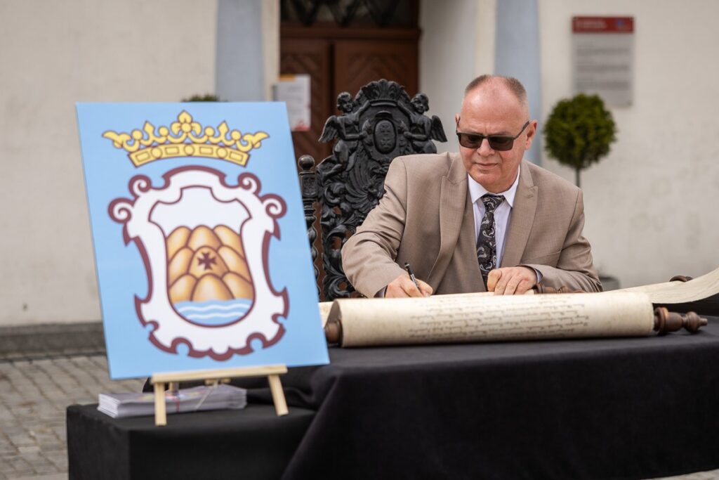 Signing of the letter of intent regarding the celebration of the anniversary of the granting of city rights to Toruń and Chełmno, photo by Szymon Zdziebło / Tarantoga for UMWKP