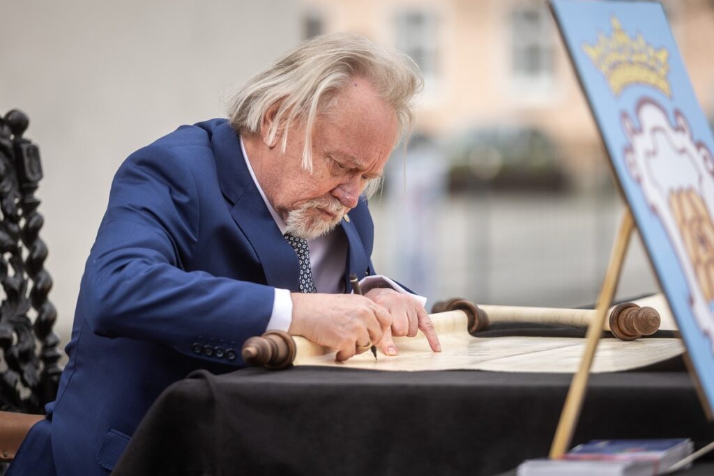 Signing of the letter of intent regarding the celebration of the anniversary of the granting of city rights to Toruń and Chełmno, photo by Szymon Zdziebło / Tarantoga for UMWKP