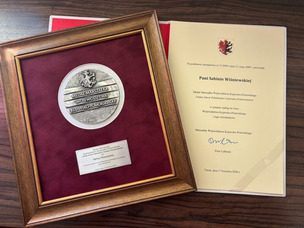 Wręczenie medalu dla pani Sabiny Wiśniewskiej, fot. Urząd Gminy Lubicz