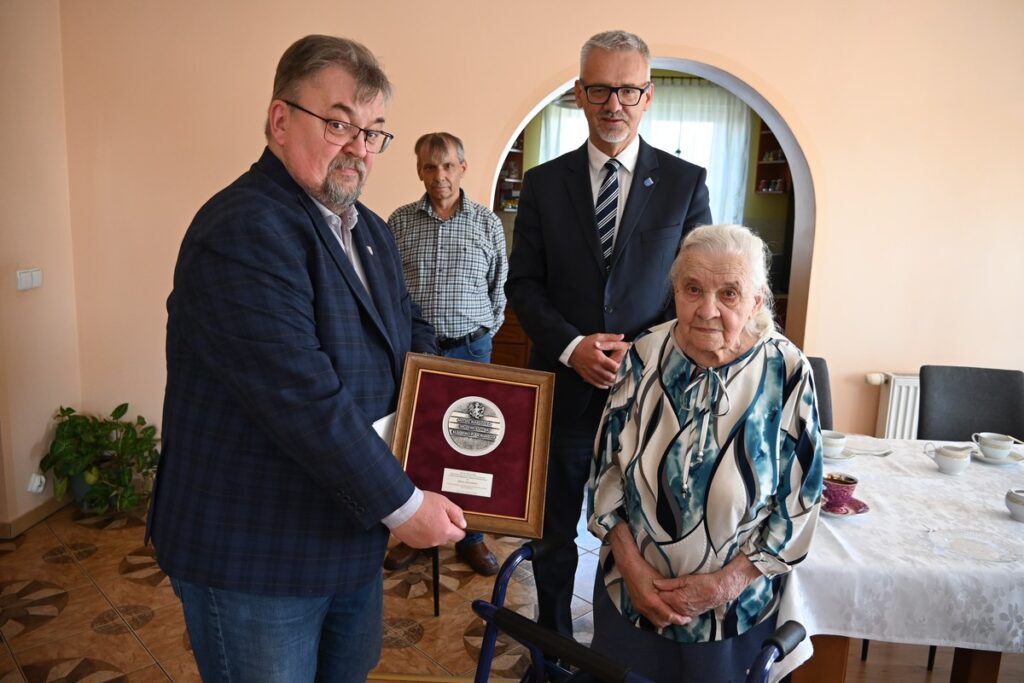 Wręczenie medalu dla pani Sabiny Wiśniewskiej, fot. Urząd Gminy Lubicz