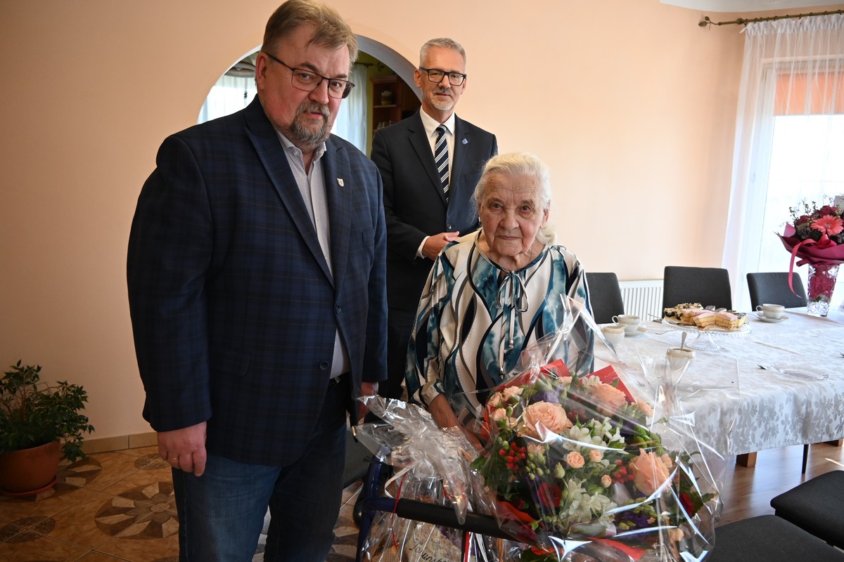 Wręczenie medalu dla pani Sabiny Wiśniewskiej, fot. Urząd Gminy Lubicz
